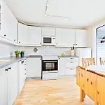 Spacious & Modern Apartment In Central Trondheim With Free Parking