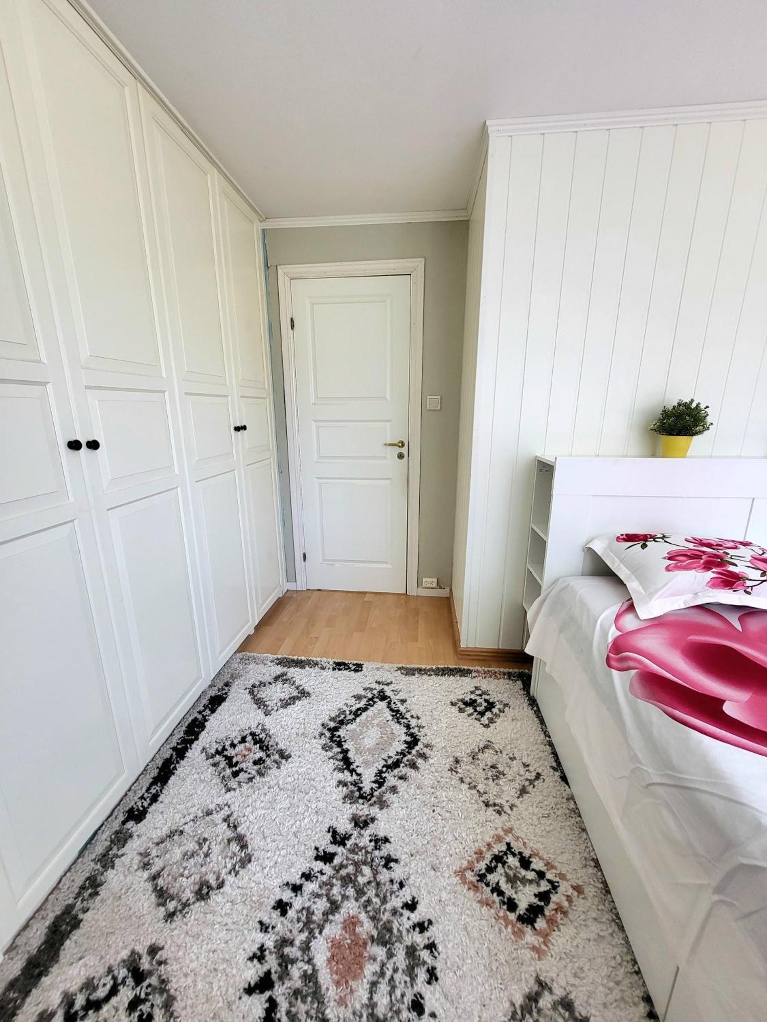 Spacious & Modern In With Free Parking Apartment